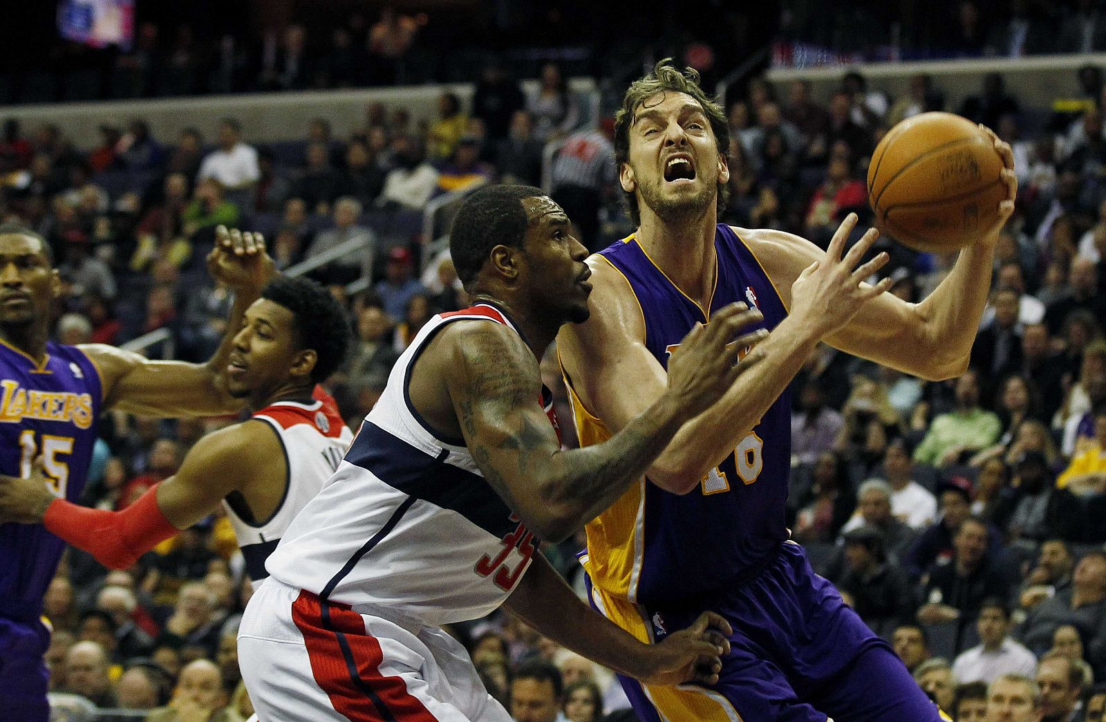 Pau Gasol, jugador de los Angeles Lakers, ante Trevor Booker, de los Washington Wizards