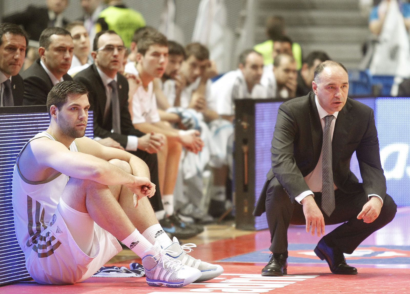 El entrenador del Real Madrid, Pablo Laso y el ala pívot Felipe Reyes, en la banda.