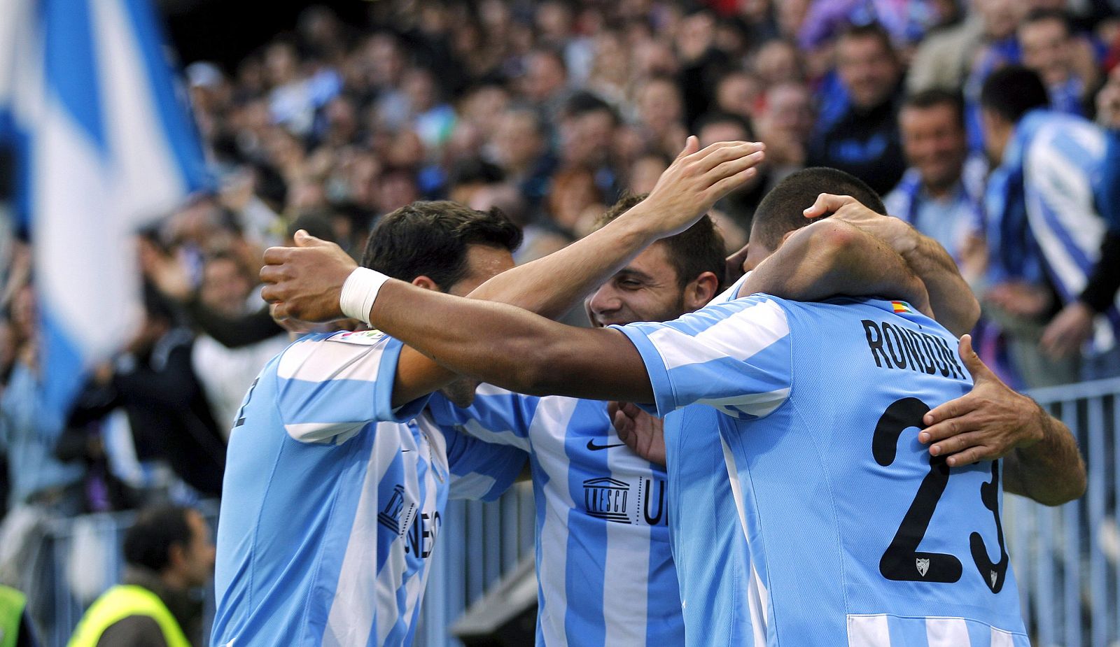 El delantero venezolano del Málaga C.F. José Salomón Rondón Giménez (d) celebra el gol ante el Levante U.D. con el centrocampista Joaquín Sánchez (c) y el defensa Jesús Gámez (i)