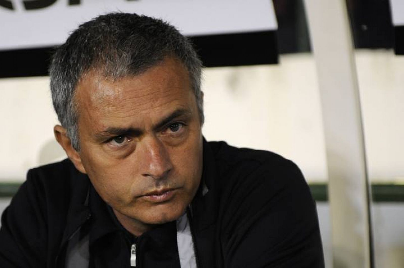 Jose Mourinho, en el banquillo del Benito Villamarín.
