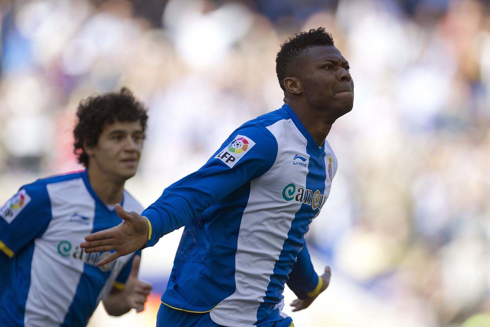 El delantero del Espanyol Kalu Uche celebra uno de los cinco goles frente al Rayo