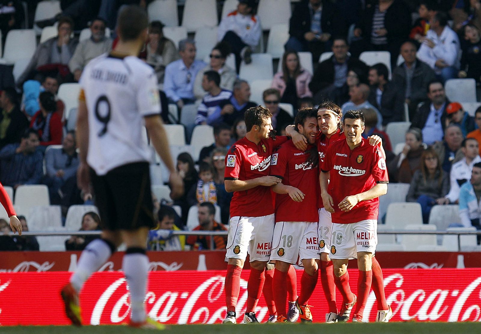 Los jugadores del Mallorca celebran el gol del empate ante la mirada de Soldado