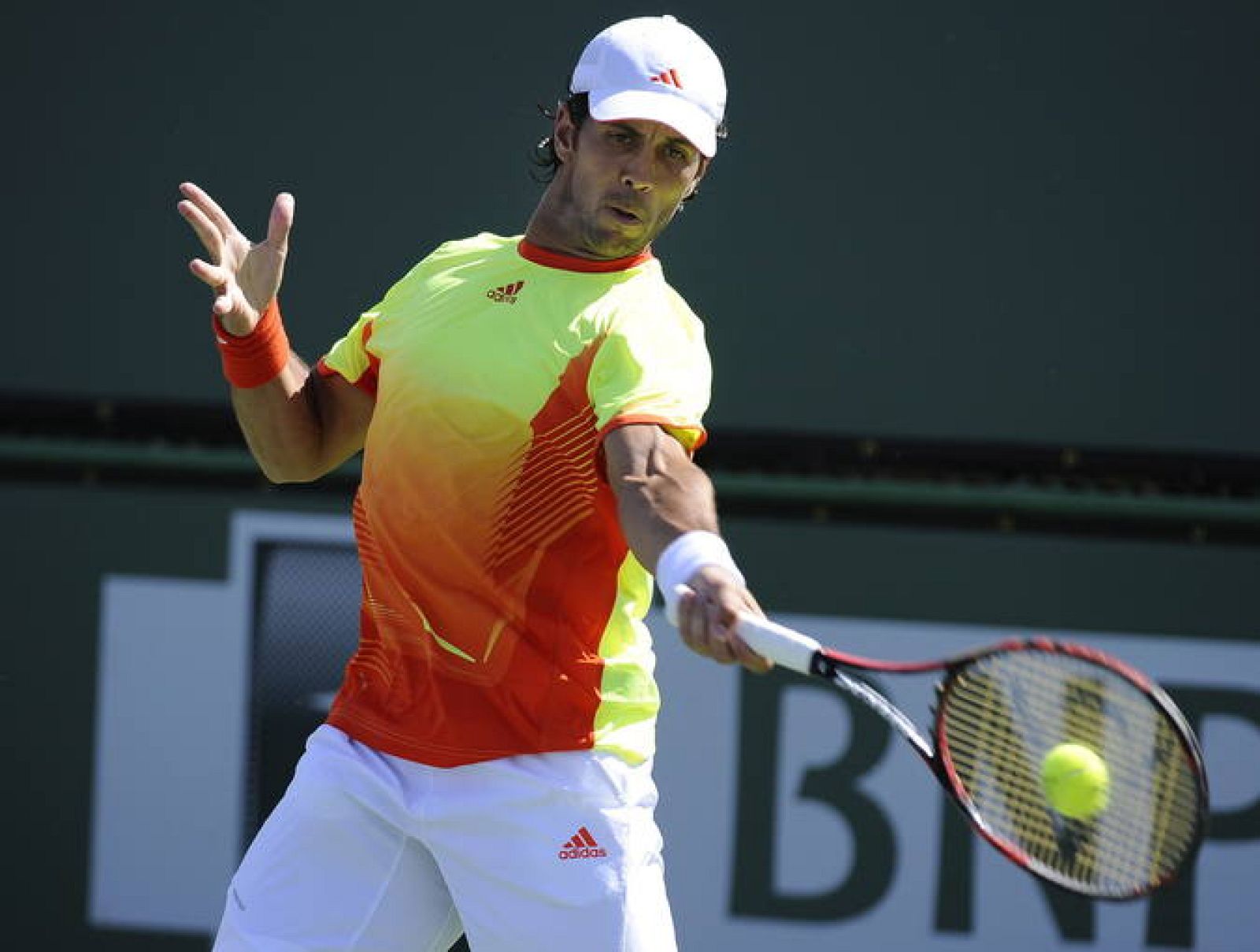 El tenista español Fernando Verdasco responde una bola al estadounidense Ryan Sweeting.