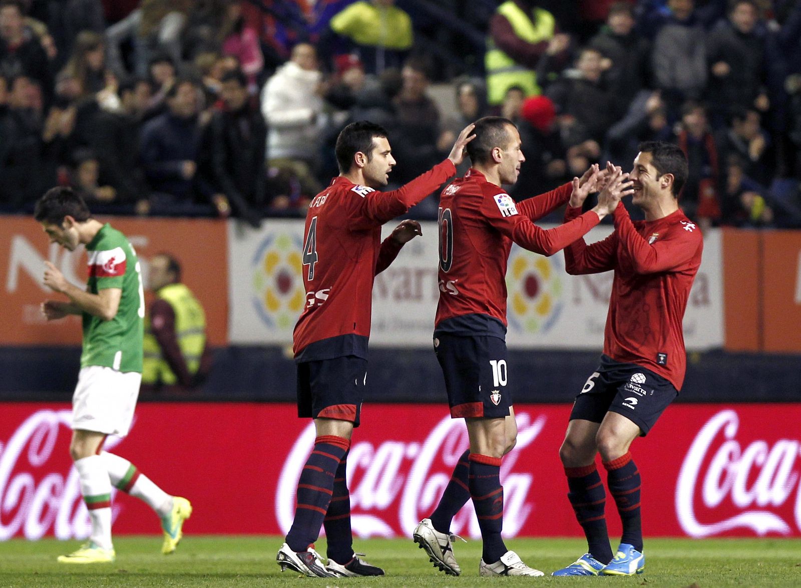 Los jugadores de Osasuna Miguel Flaño, Patxi Puñal y Álvaro Cejudo celebran el primer gol osasunista