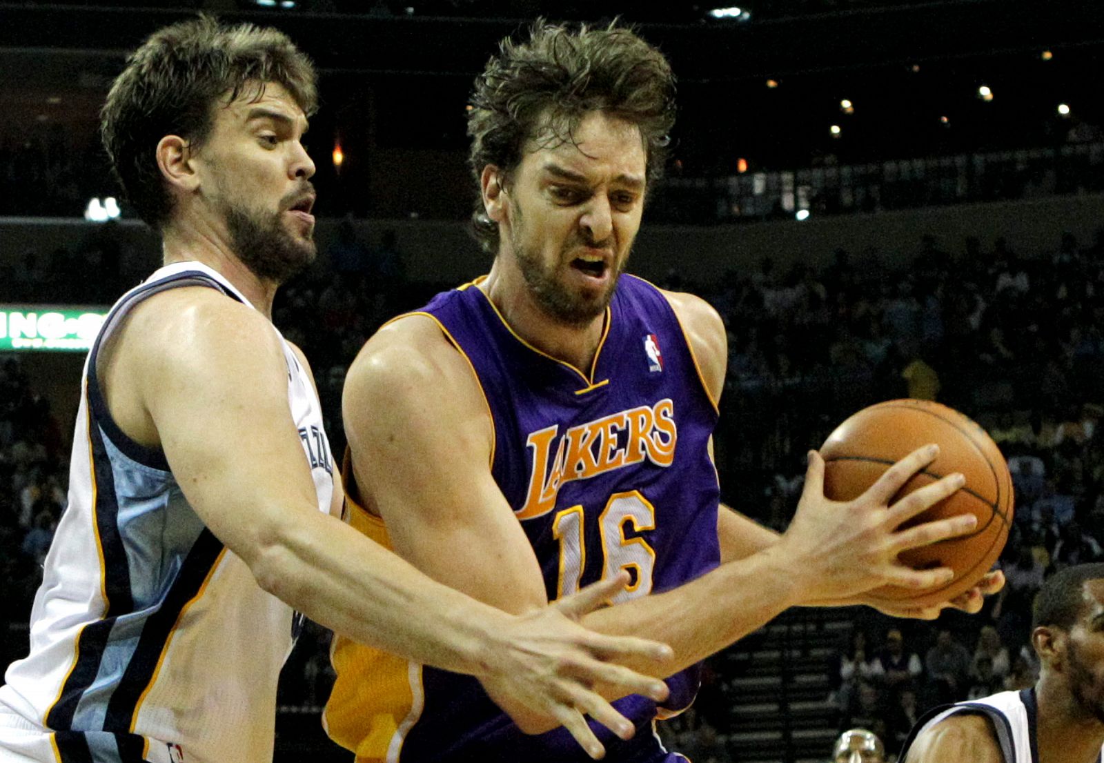 El jugador de los Grizzlies Marc Gasol disputa la bola con su hermano Pau de los Lakers en el FedExForum de Memphis.