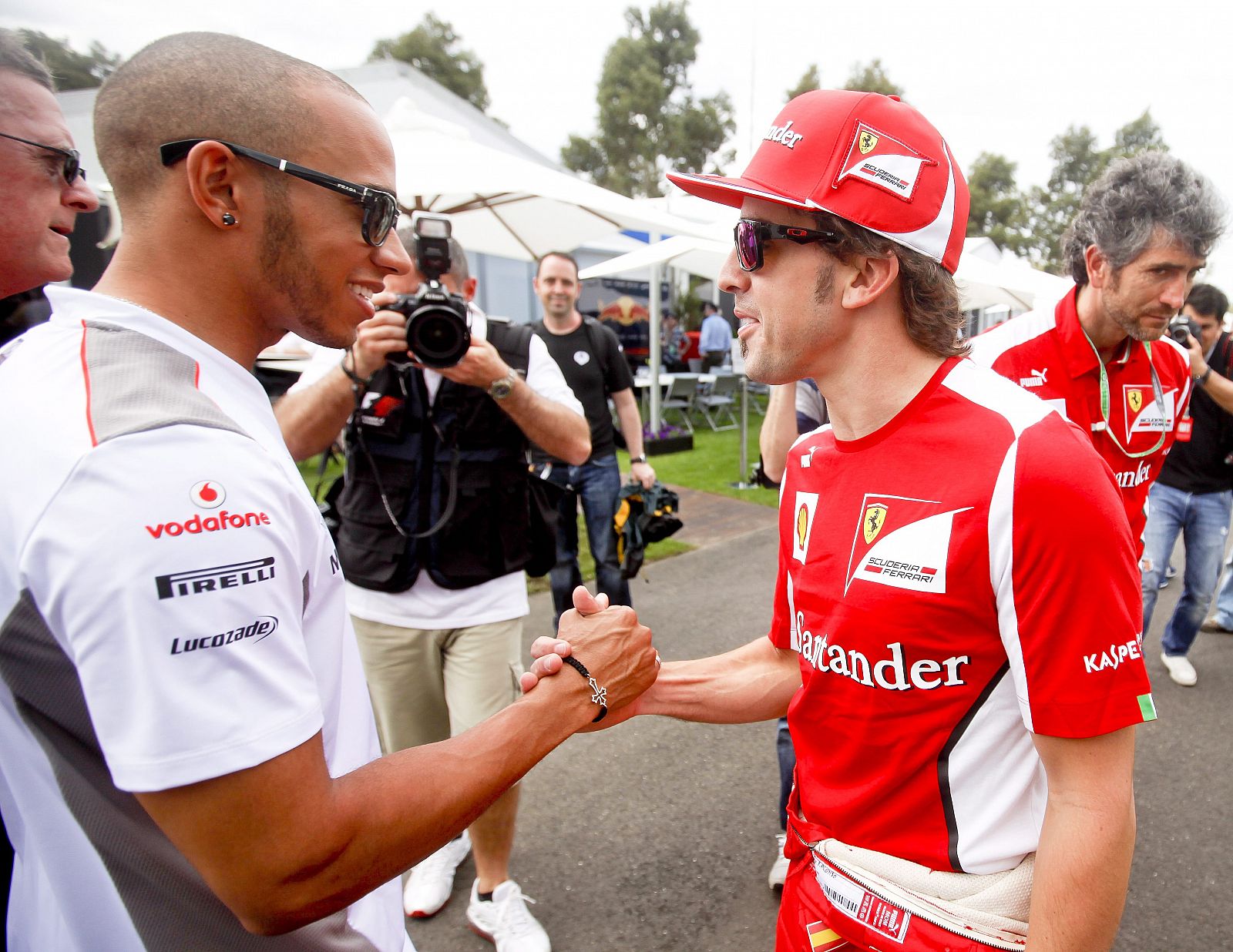 Fernando Alonso saluda al piloto británico de McLaren Lewis Hamilton en el circuito Albert Park en Melbourne.