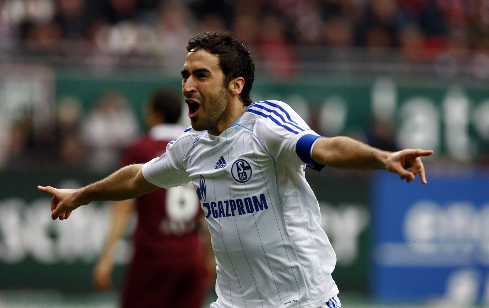 El delantero español del Schalke, Raúl González, celebra el tercer gol de su equipo.