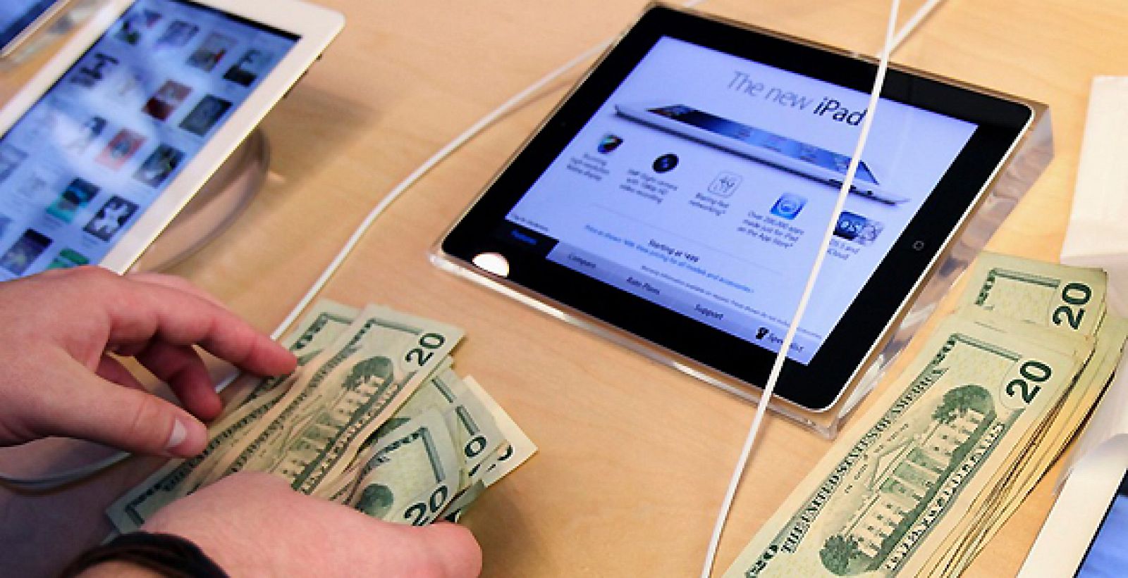 Un cliente cuenta su dinero antes de adquirir el nuevo iPad de Apple