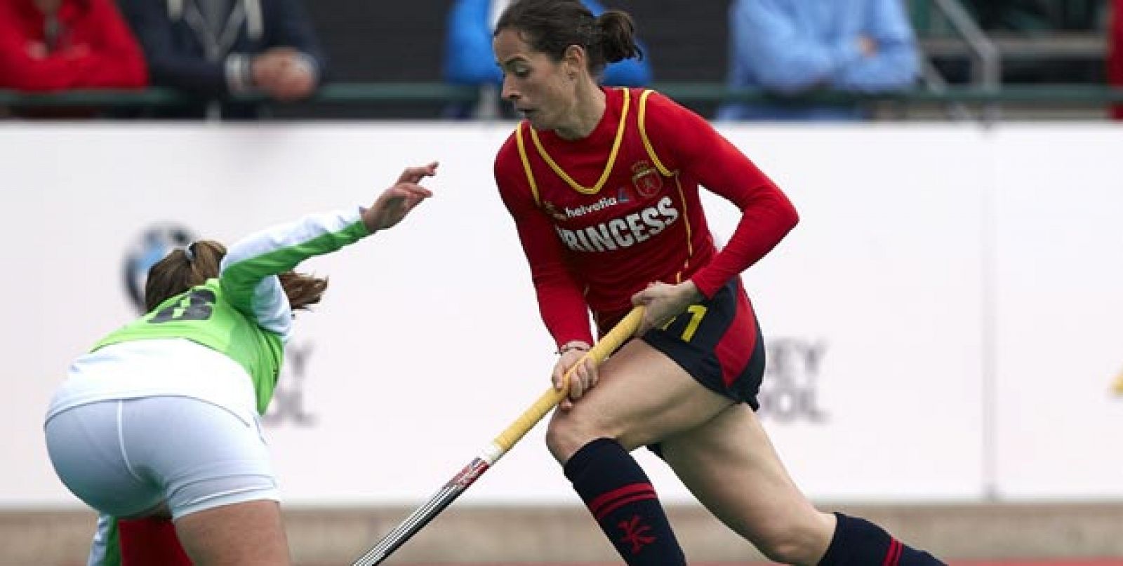 La jugadora española, Bárbara Malda , disputa una pelota en el Preolímpico de hockey femenino en Bélgica