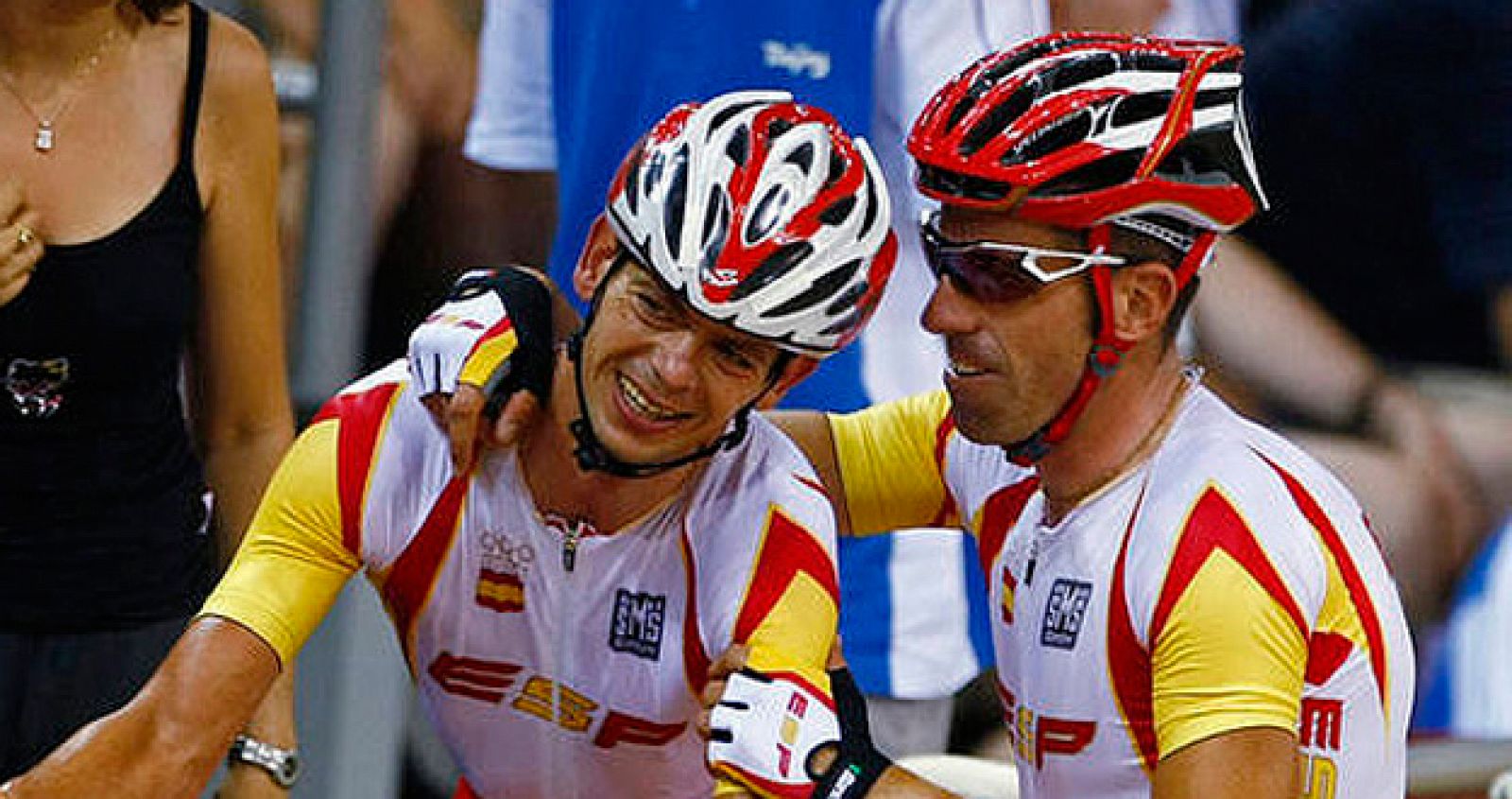 Joan Llaneras celebra la presea de oro conseguida en ciclismo en pista en los Juegos de Pekín 2008.
