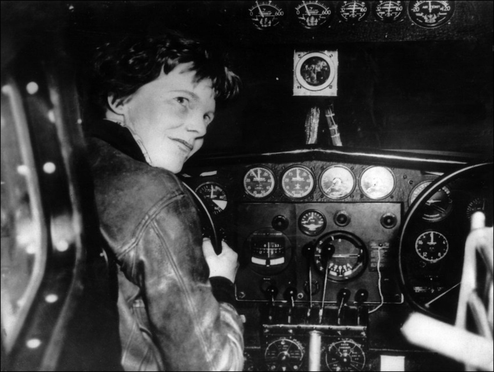 Amelia Earhart a los mandos de uno de los aviones que pilotó durante su vida
