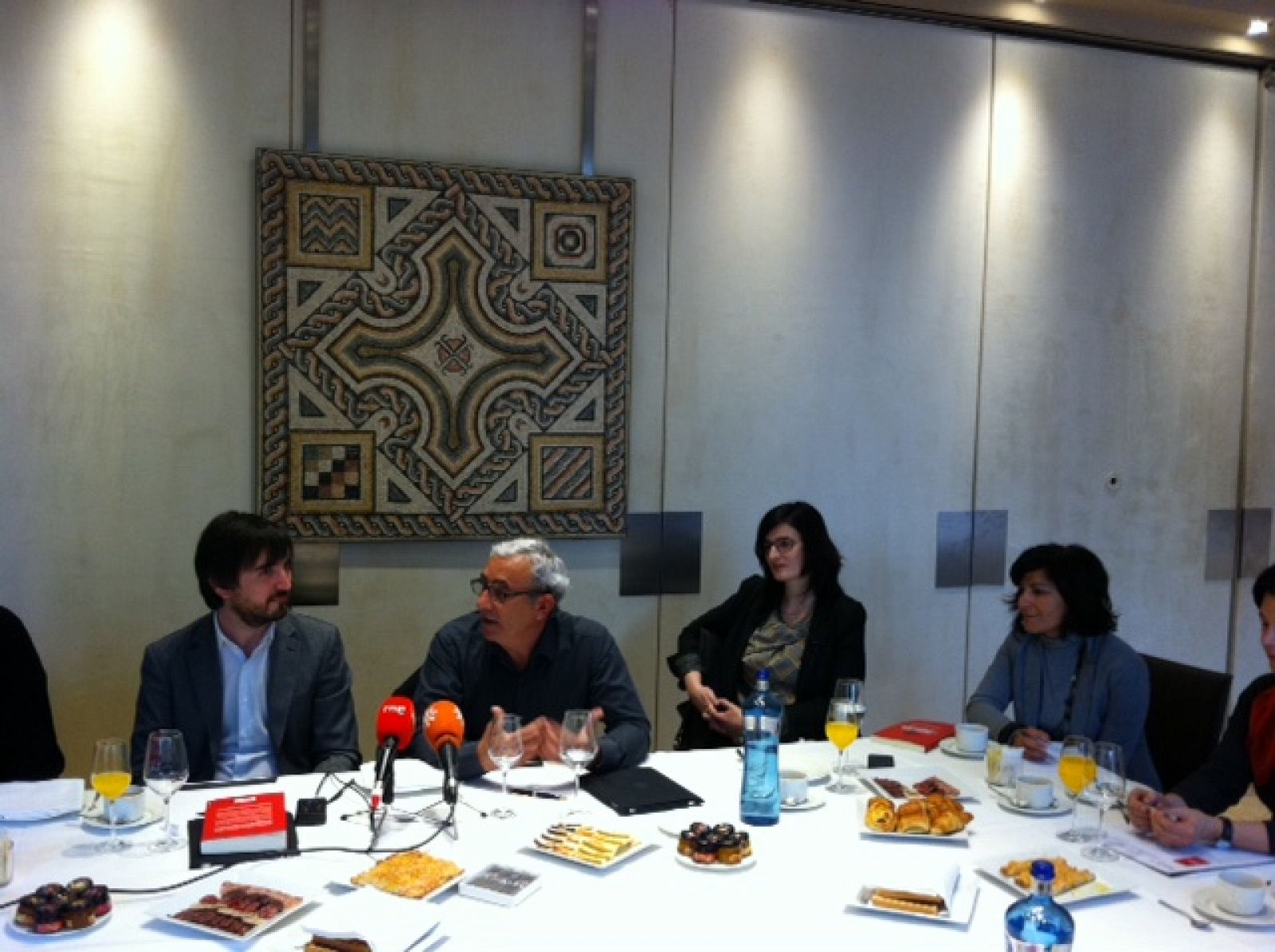 José Sanclemente ha estado acompañado en la presentación de su primera novela por el periodista Ignacio Escolar y la editora Patricia Escalona