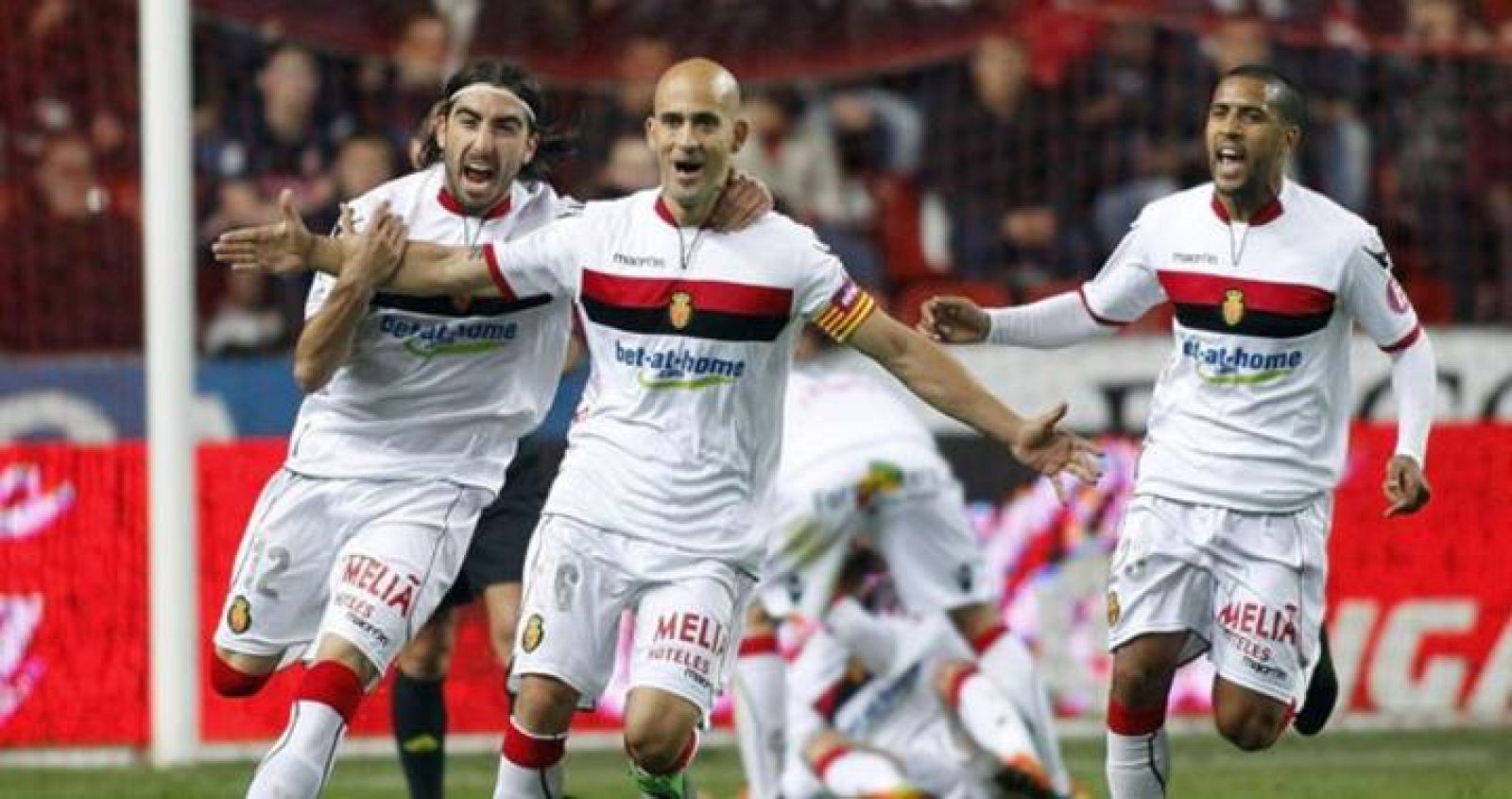Nunes celebra el primer gol del Mallorca ante el Sporting de Gijón en el partido de la 29ª jornada de la Liga, 2-3 