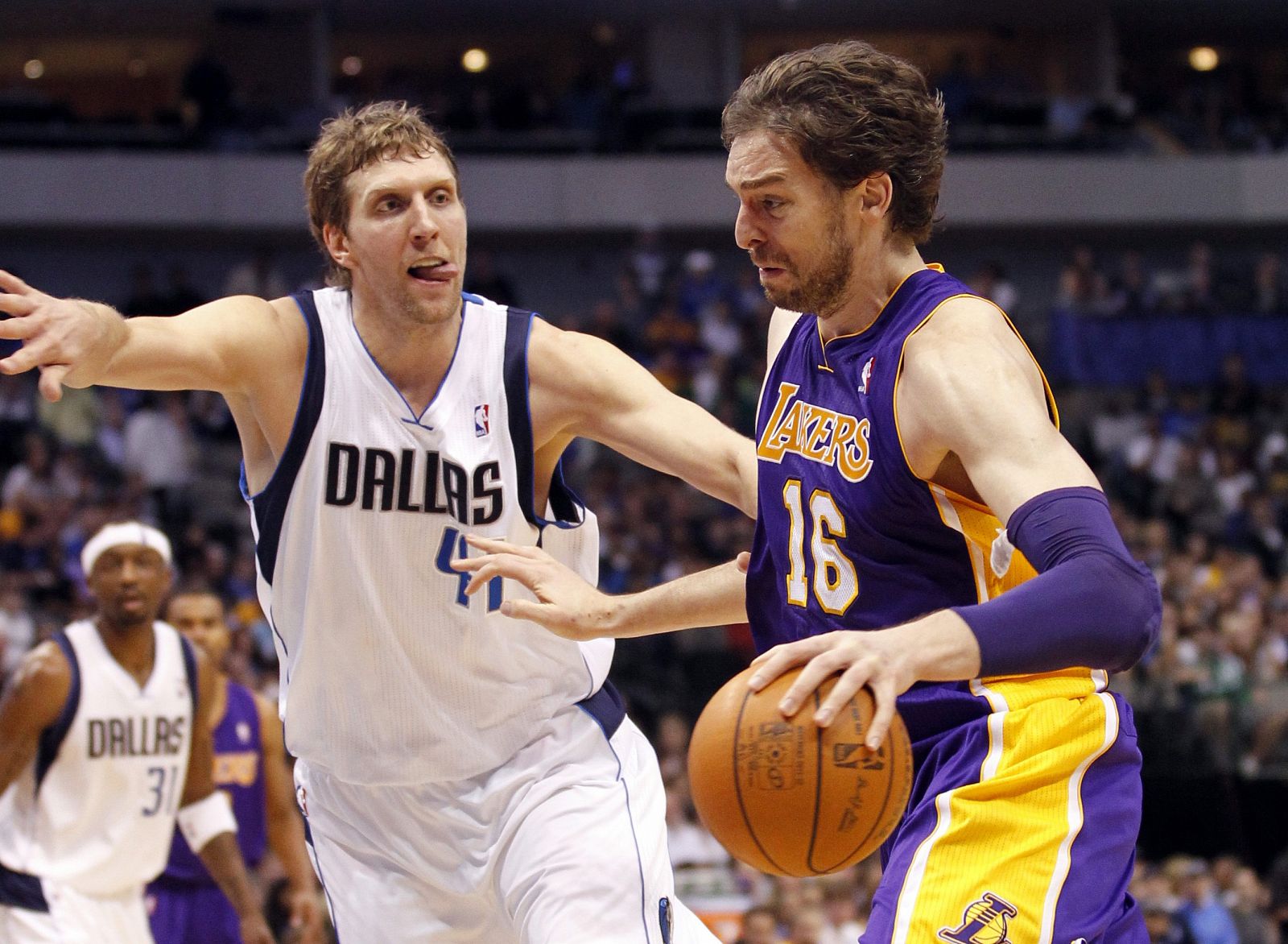 El jugador de los Angeles Lakers, Pau Gasol, ante el de los Dallas Mavericks, Dirk Nowitzki.