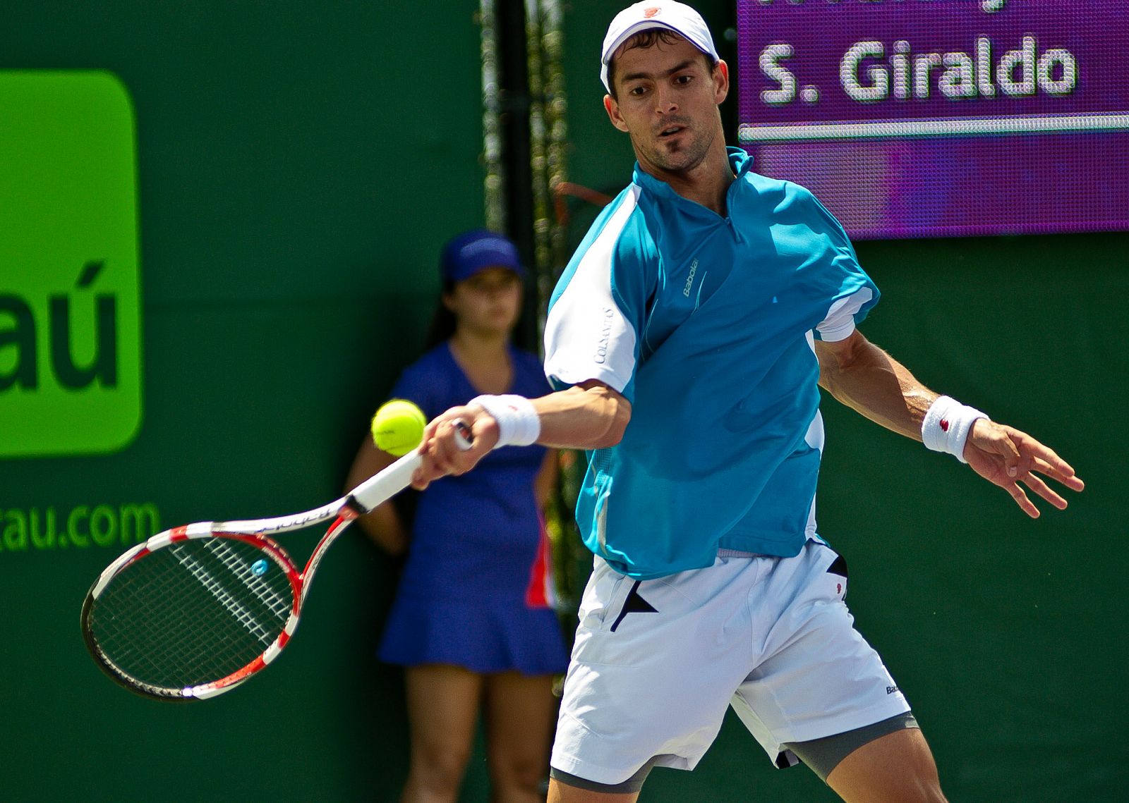 El tenista colombiano Santiago Giraldo devuelve la pelota al español Pablo Andujar