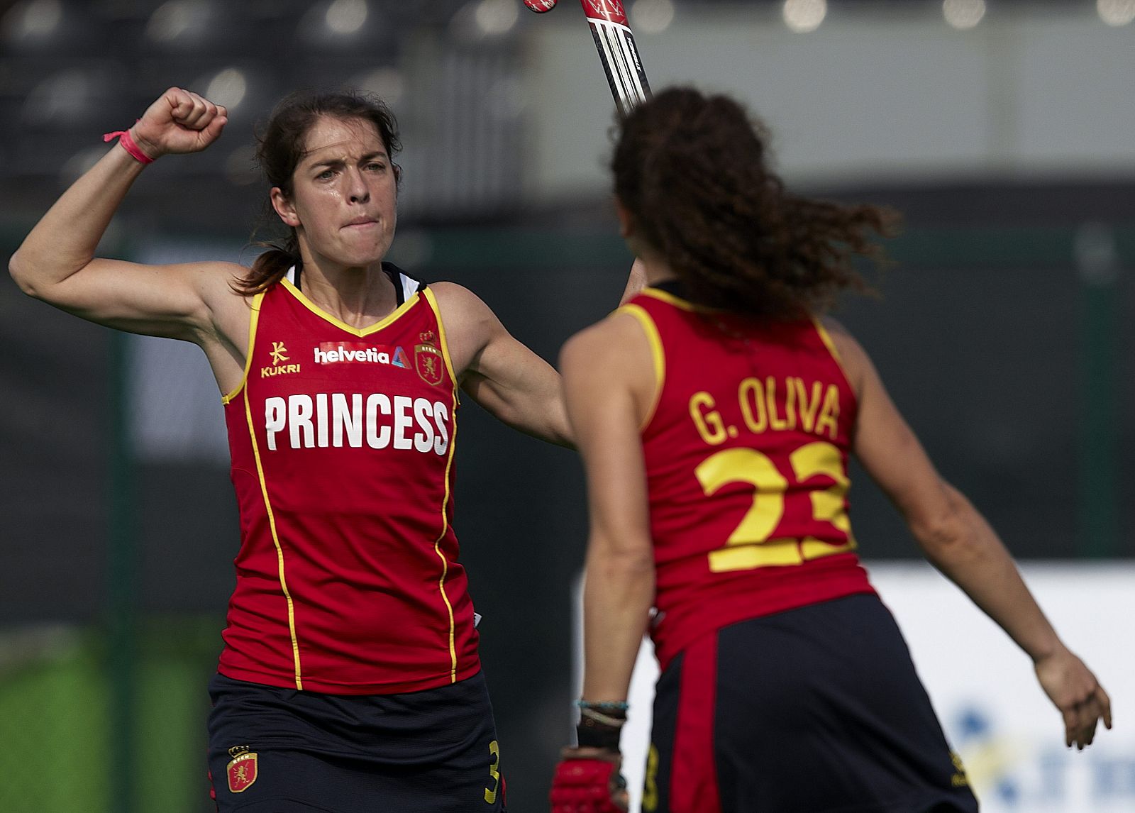 Ybarra celebra un gol junto a su compañera Oliva.