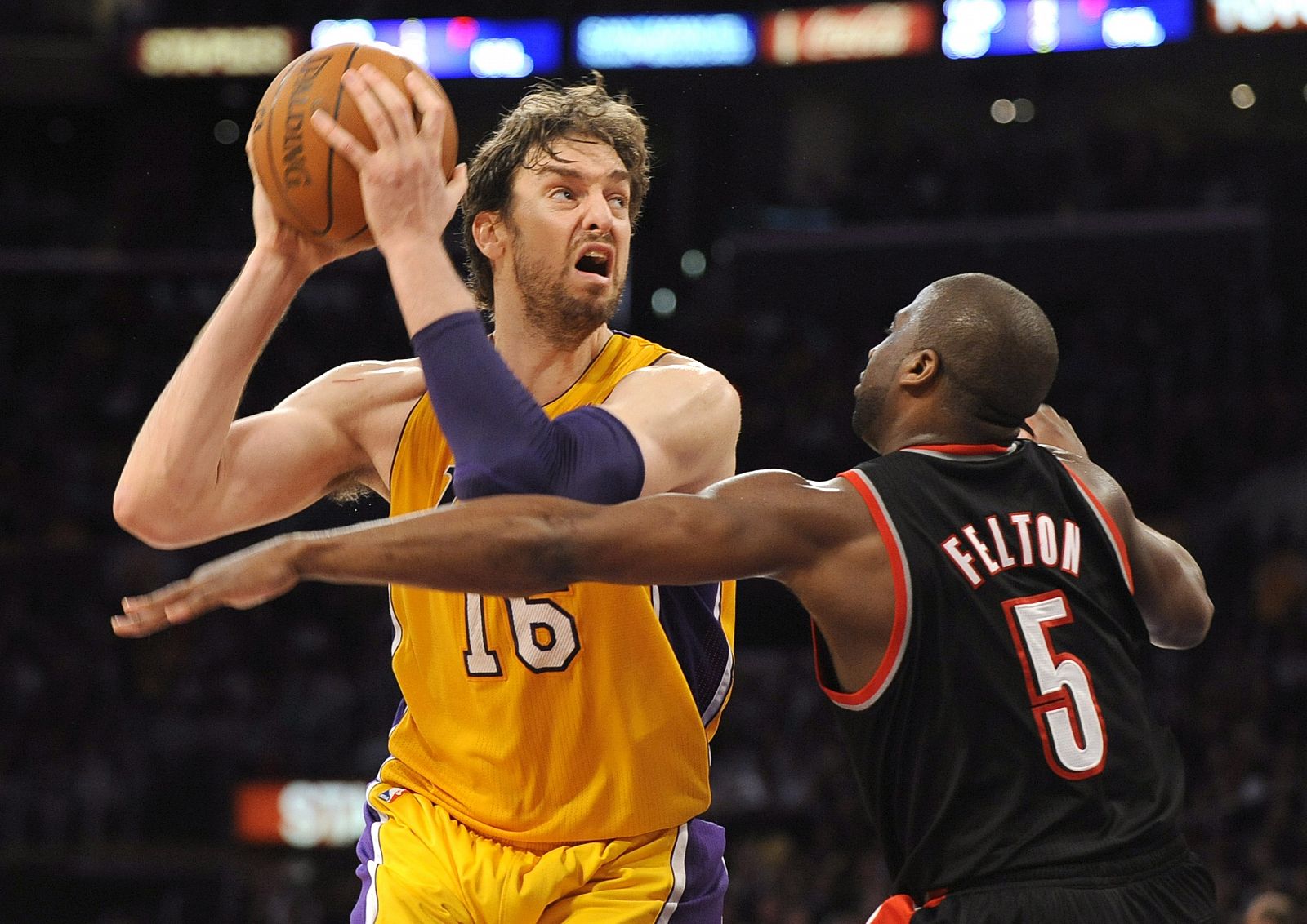 Gasol juega con los Lakers