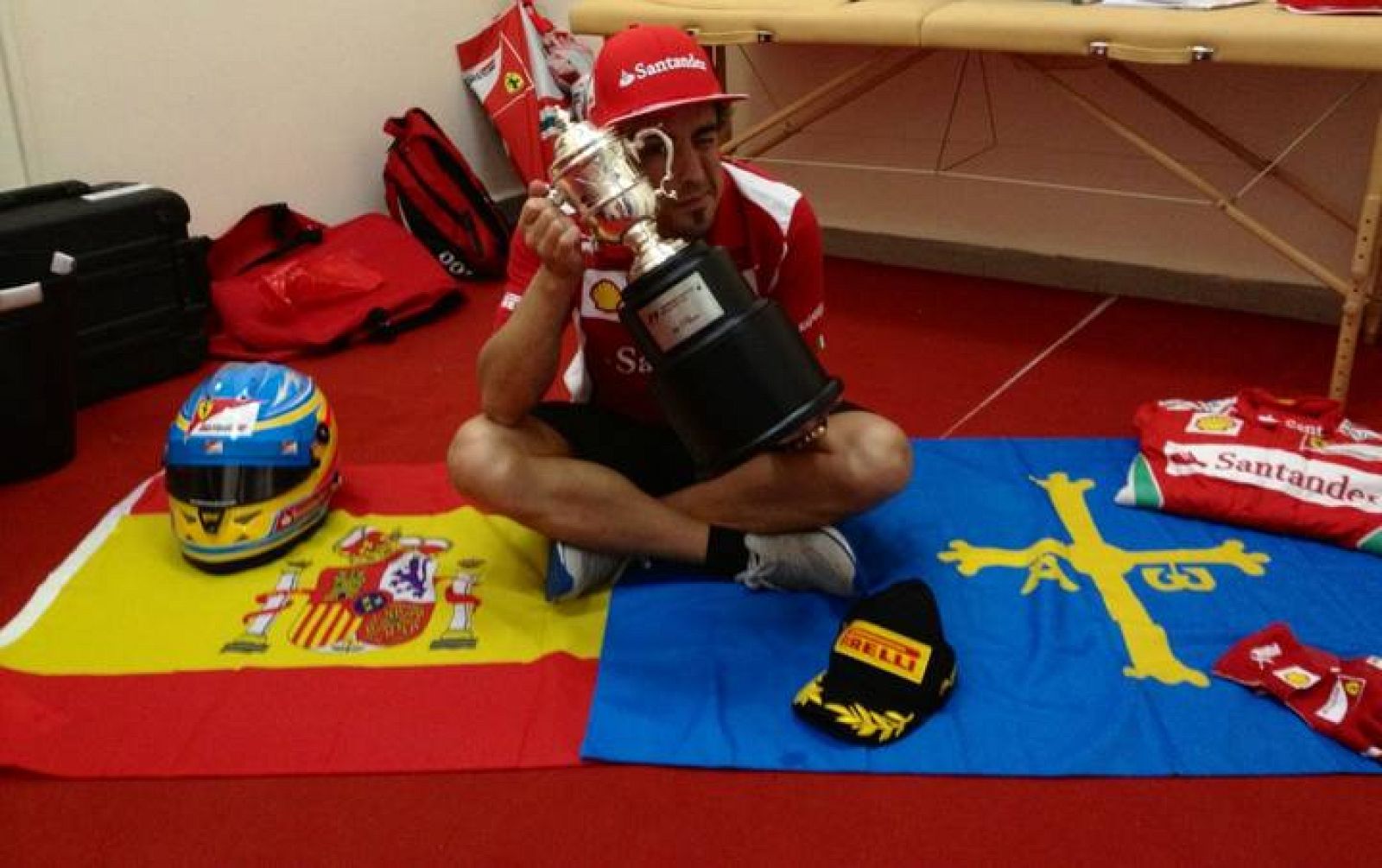 Fernando Alonso posa, sonriente