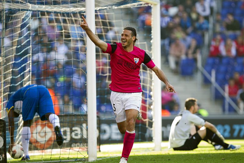 El defensa argentino del Málaga, Martín Demichelis, celebra su gol ante el RCD Espanyol.