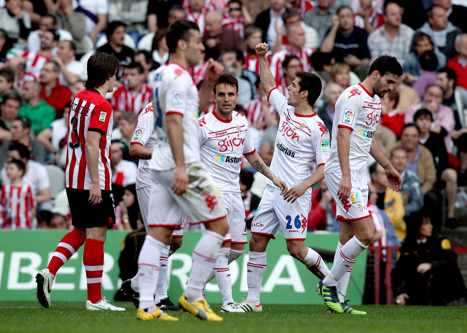 Los jugadores del Sporting de Gijón celebran el gol del empate ante el Athletic.