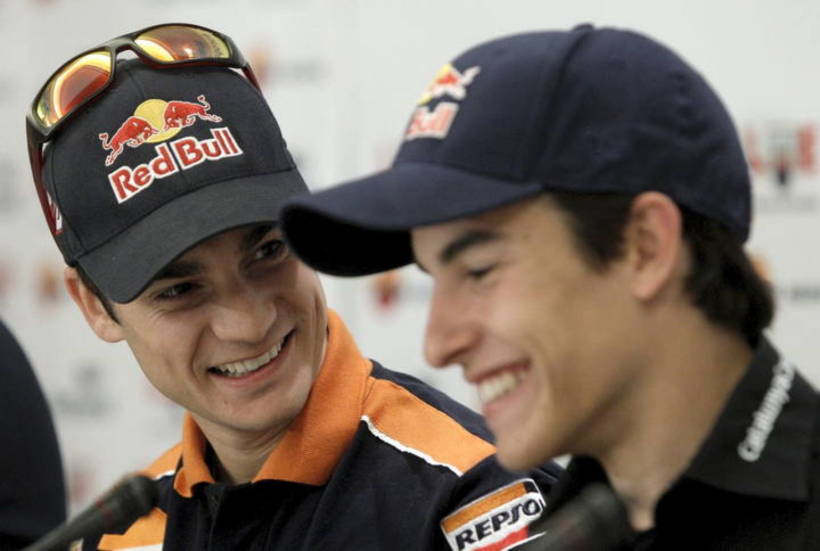 Los pilotos españoles Dani Pedrosa (i) y Marc Márquez (d) participan en un desayuno informativo