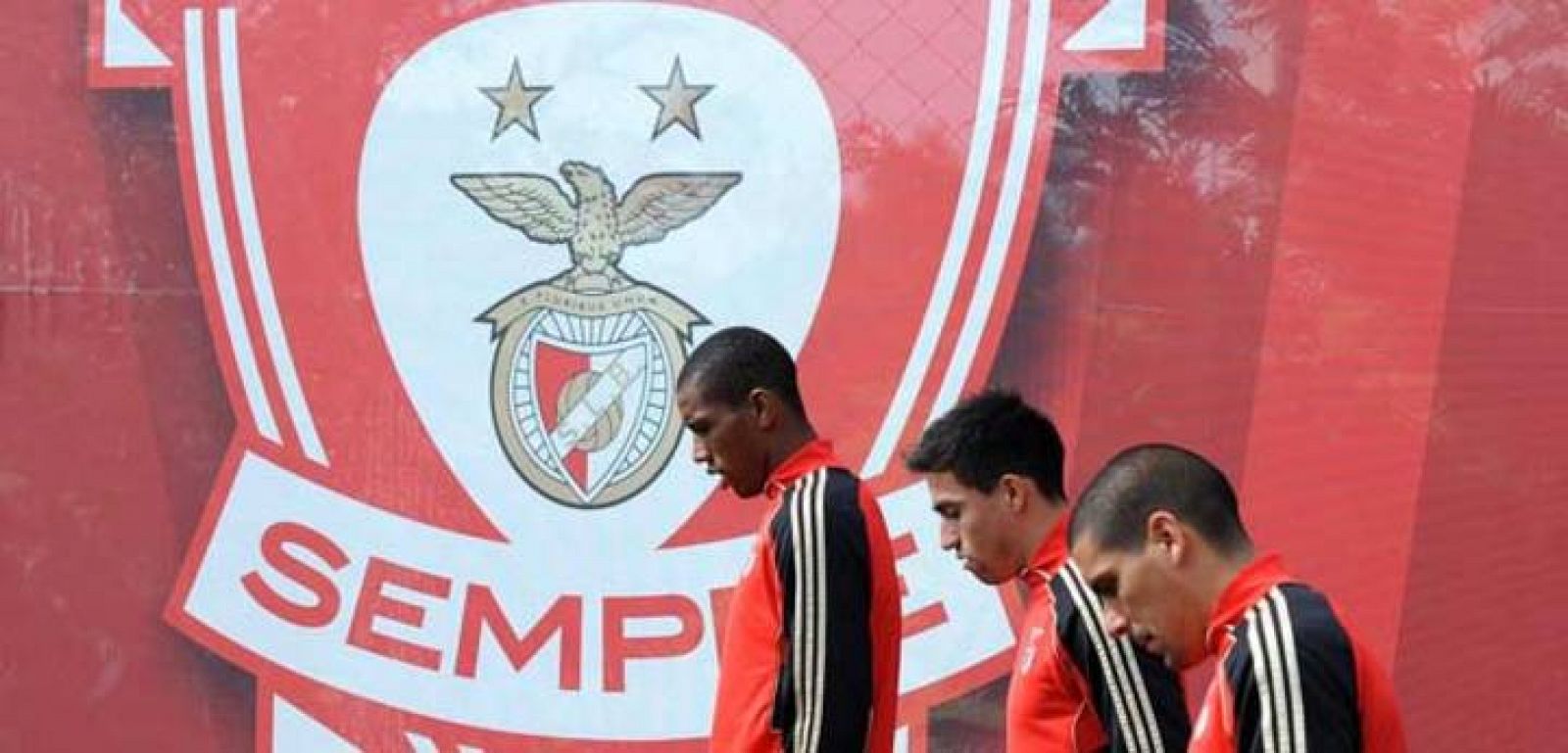 Emerson Conceicao, Nico Gaitan y Maxi Pereira camino del entrenamiento con el Benfica