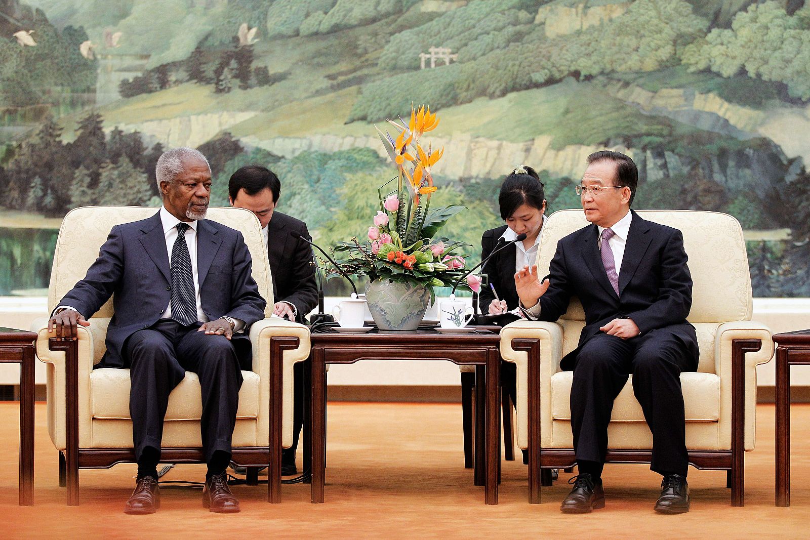 El mediador de la ONU para Siria, Kofi Annan (izquierda) junto al primer ministro chino Wen Jiabao, en Pekín
