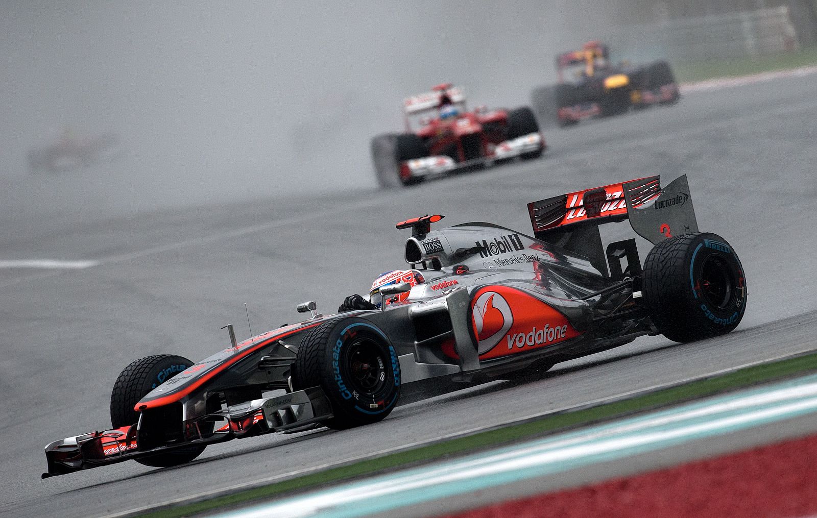 Imagen del piloto británico de McLaren, Jenson Button, durante la disputa del Gran Premio de Malasia en el circuito de Sepang.