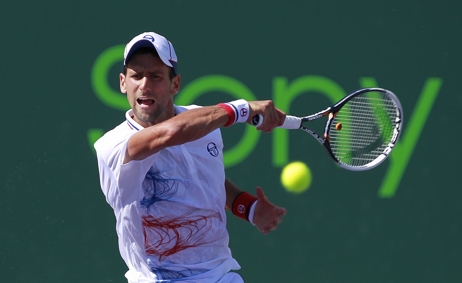 Novak Djokovic devuelve una bola a Gasquet.