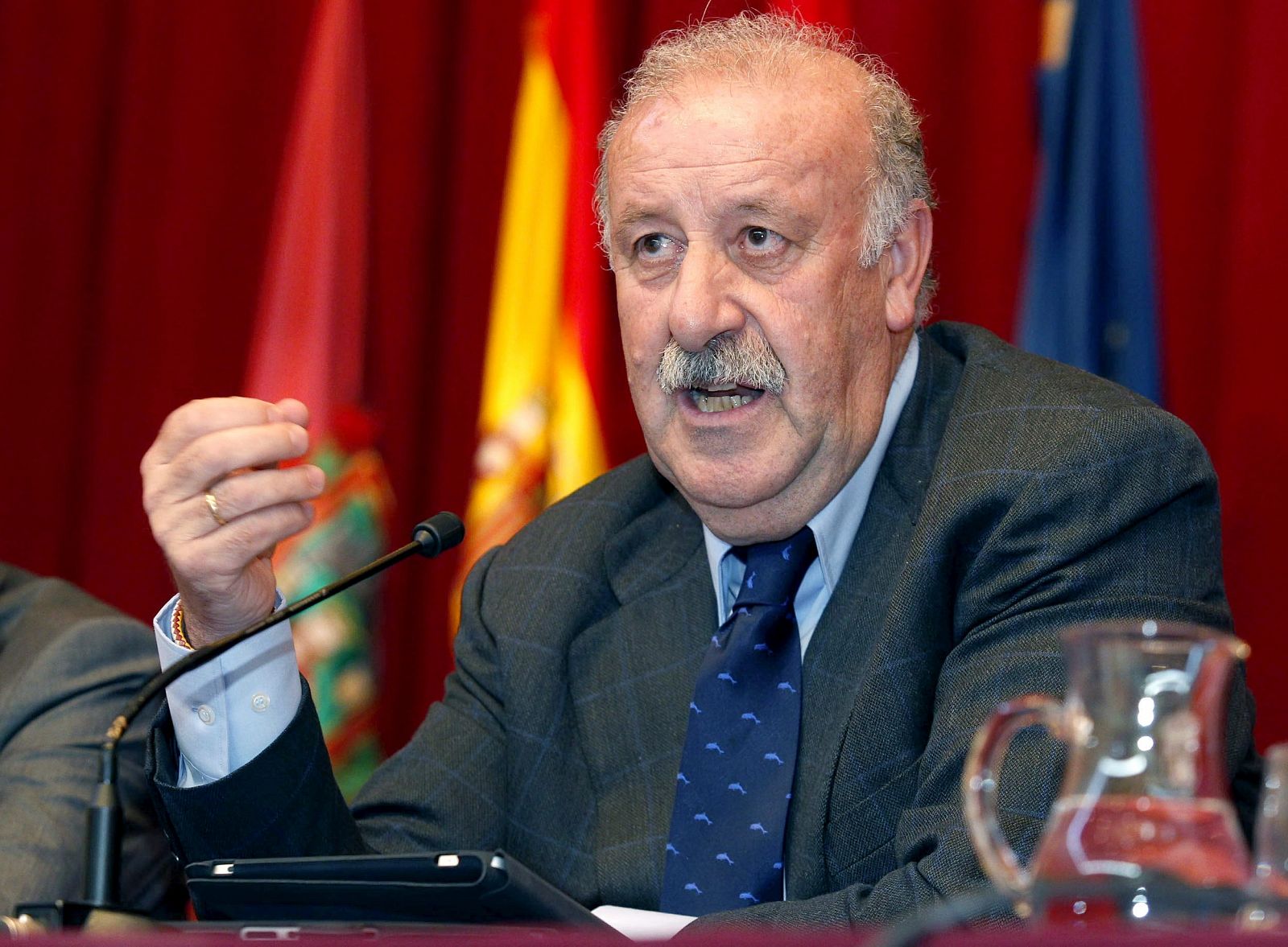 El seleccionador nacional, Vicente del Bosque, durante la conferencia que ha pronunciado en Burgos.