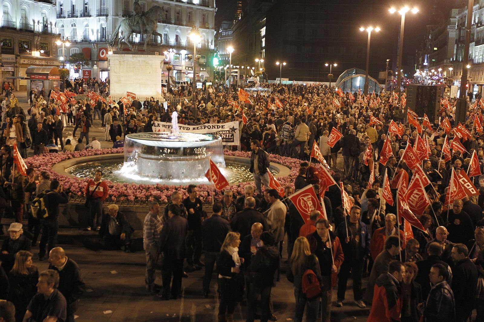 Concentración de piquetes informativos en la Puerta del Sol, en Madrid, que esta noche ultiman los preparativos de la huelga general contra la Reforma Laboral que convoca Comisiones Obreras y la Unión General de Trabajadores