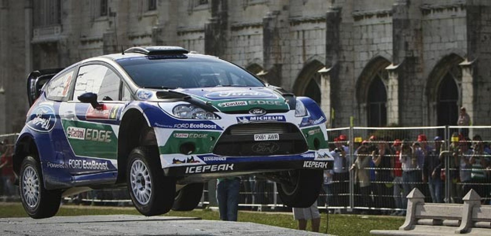 Jari-Matti Latvala y su copiloto Miikka Anttila conducen el Ford Fiesta RS WRC en la primera etapa del rally de Portugal