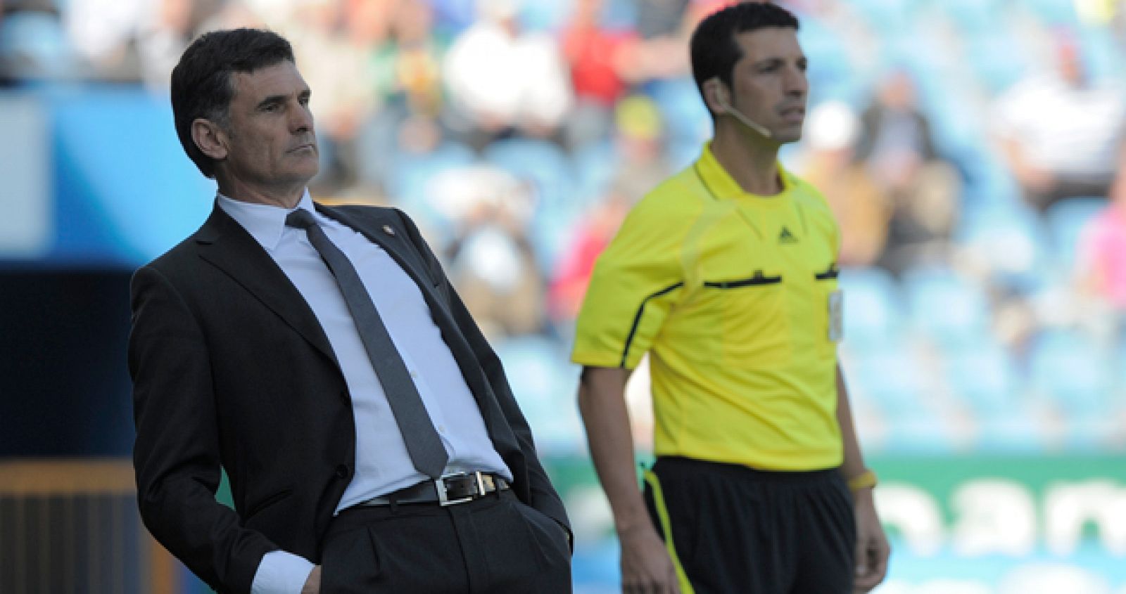 El técnico de Osasuna, José Luis Mendilibar, gesticula en la banda en un encuentro de Liga.