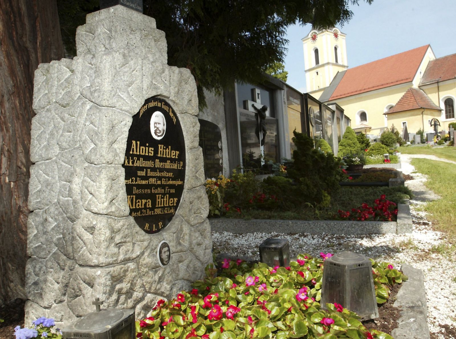 Fotografía de la tumba de Alois y Klara Hitler, padres de Adolf Hitler, en el cementerio austriaco de  Leonding