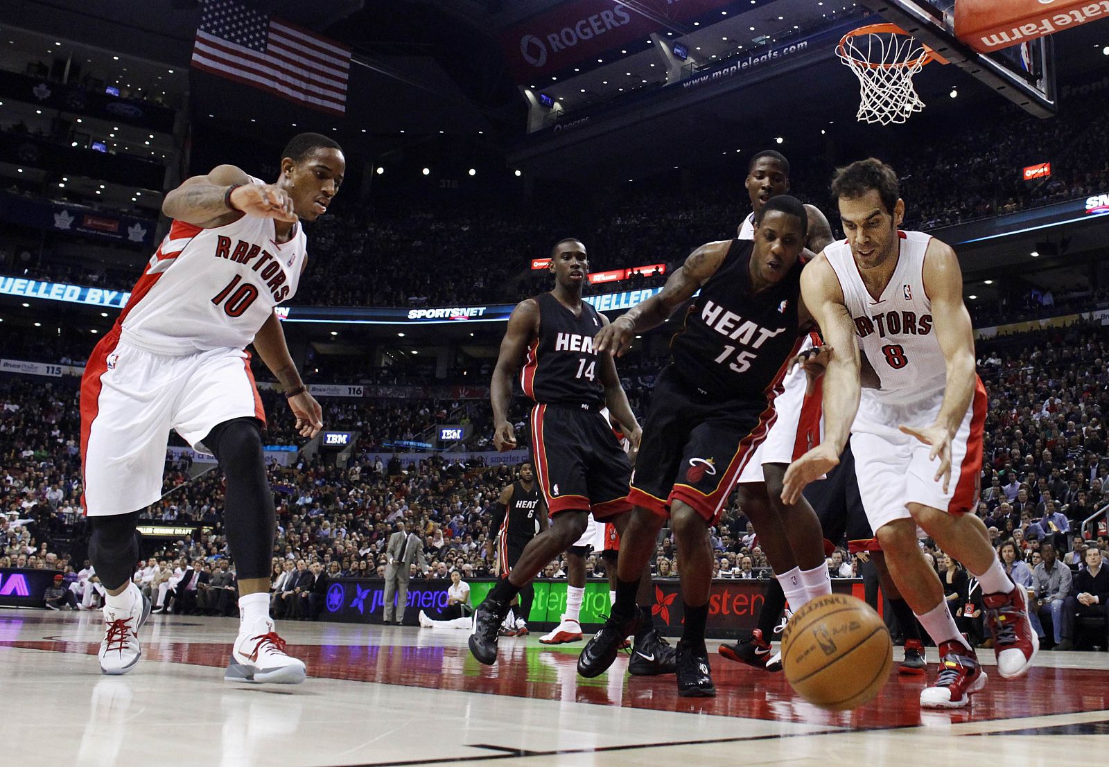 El base español José Manuel Calderón intenta de llevarse el balón ante el jugador de los Heat Chalmers.