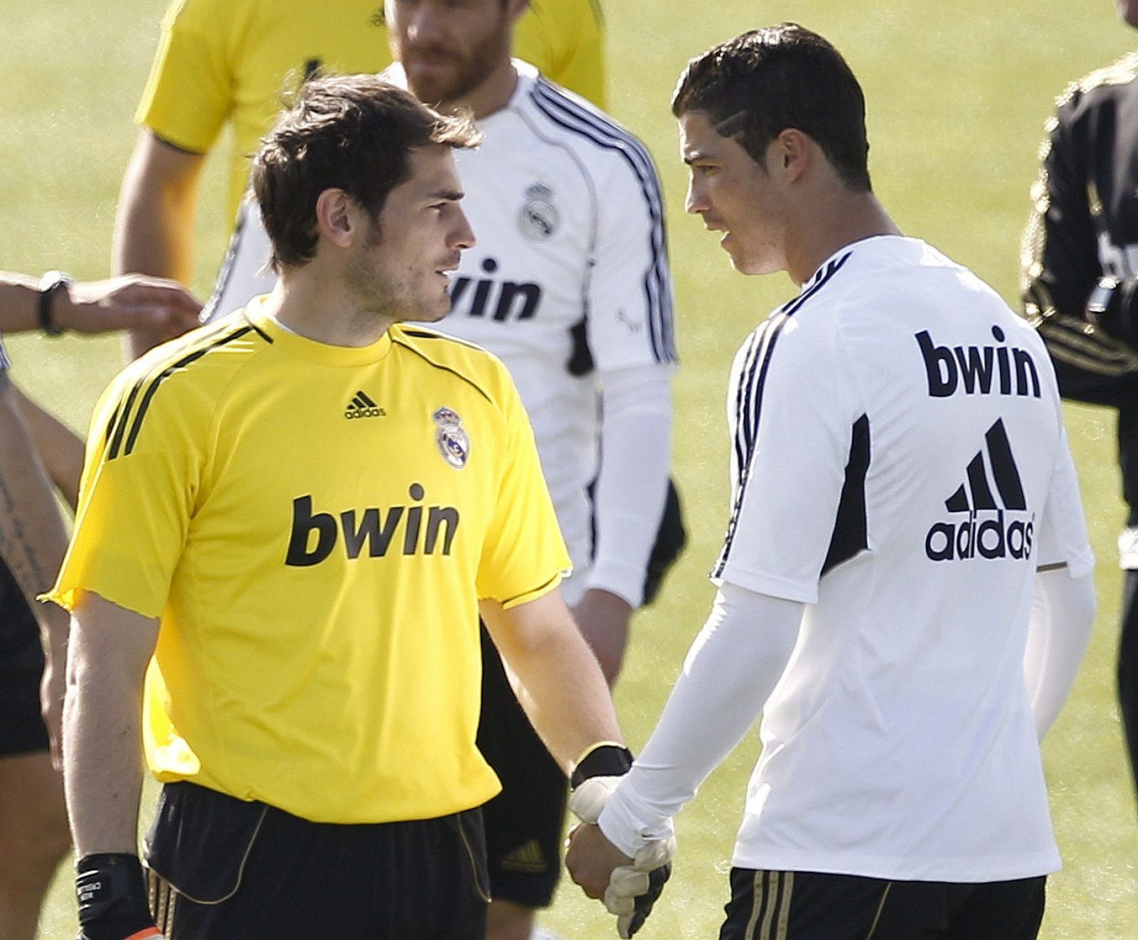 Cristiano Ronaldo junto a su compañero el guardameta Iker Casillas (i) durante un entrenamiento.