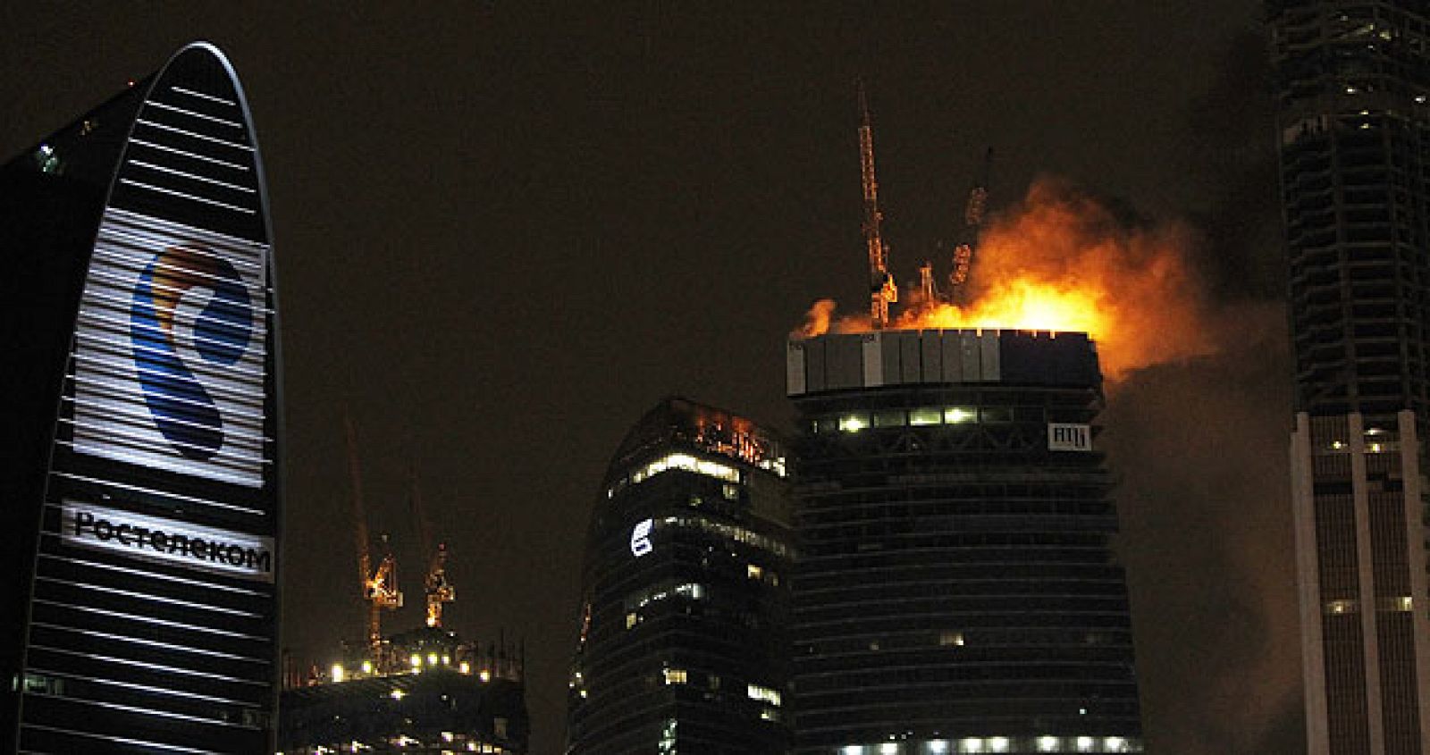 Arde un rascacielos en construcción en el centro financiero de Moscú