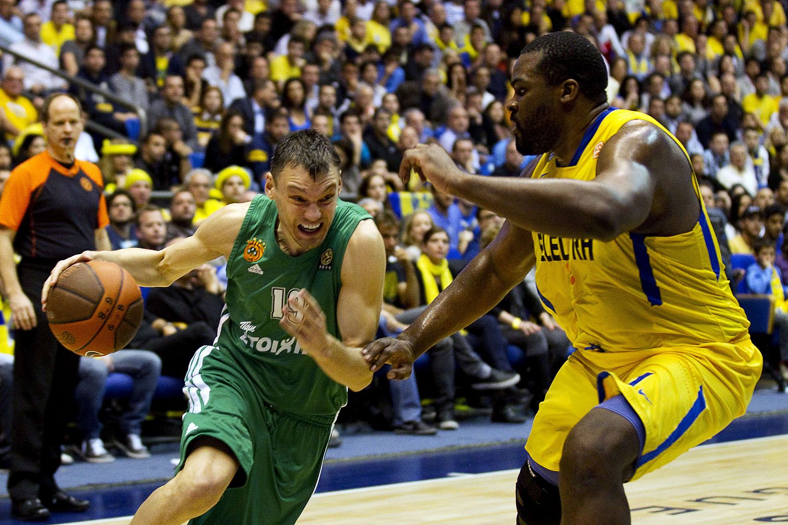 Schortsanitis trata de detener a Sarunas Jasikevicius.