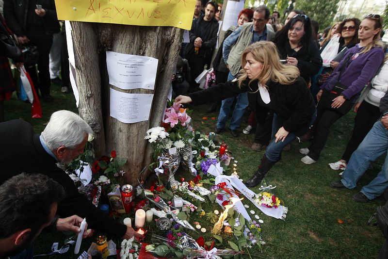 Decenas de personas se concentran conmocionados por el suicidio de un pensionista en la plaza Syntagma.