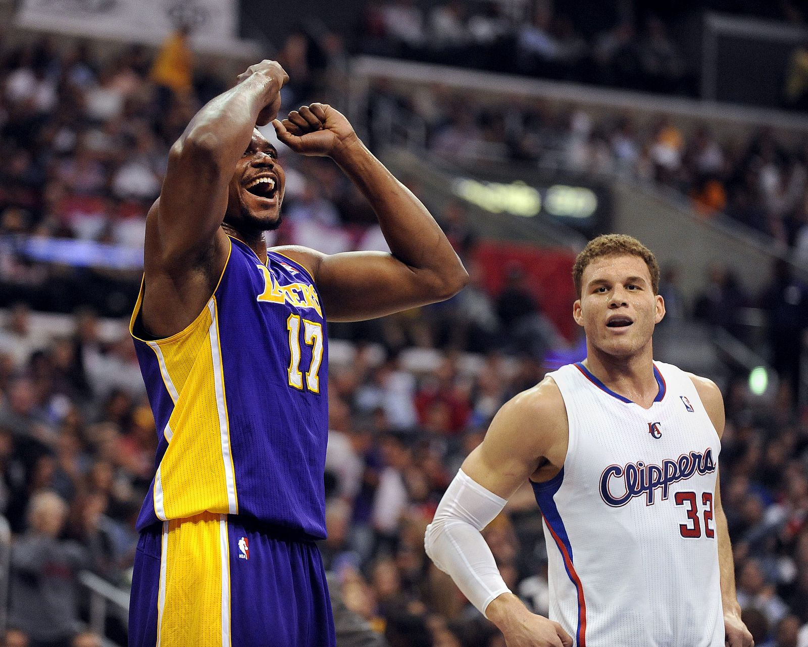 El jugador de los Lakers Andrew Bynum (i) reacciona junto a Blake Griffin de los Clippers