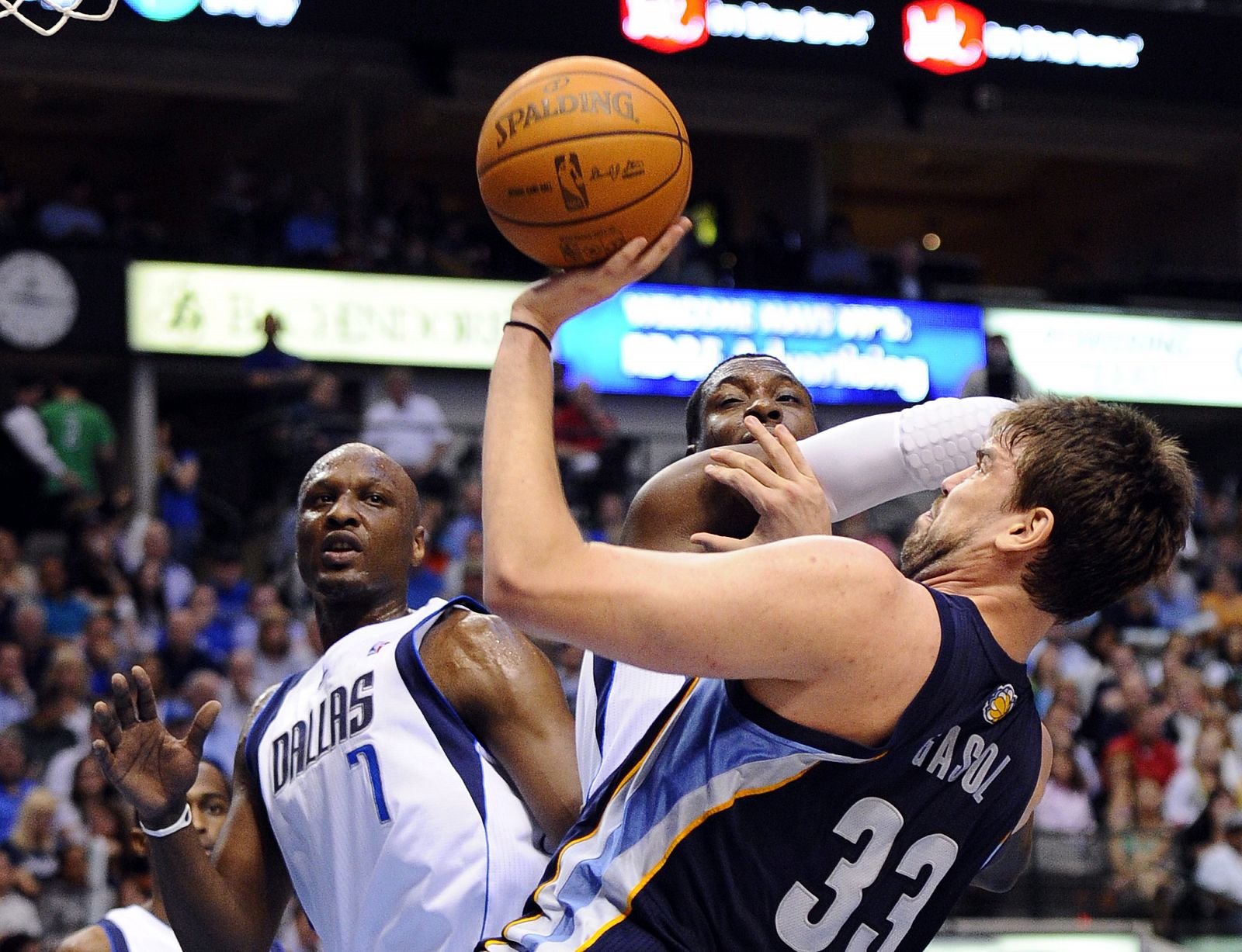 El jugador de los Grizzlies Marc Gasol (d) disputa el balón con Ian Mahinmi