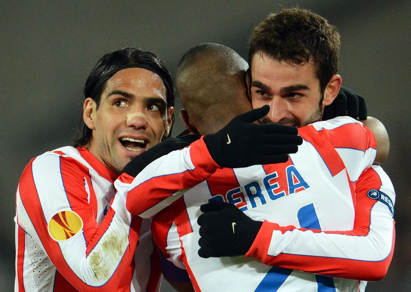 Adrián (d), Amaranto Perea (c) y Falcao García (i) celebran el primer gol.