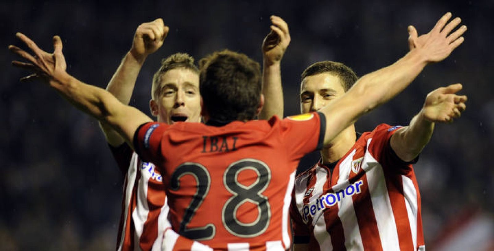 Los jugadores del Athletic celebran el gol de Ibai.