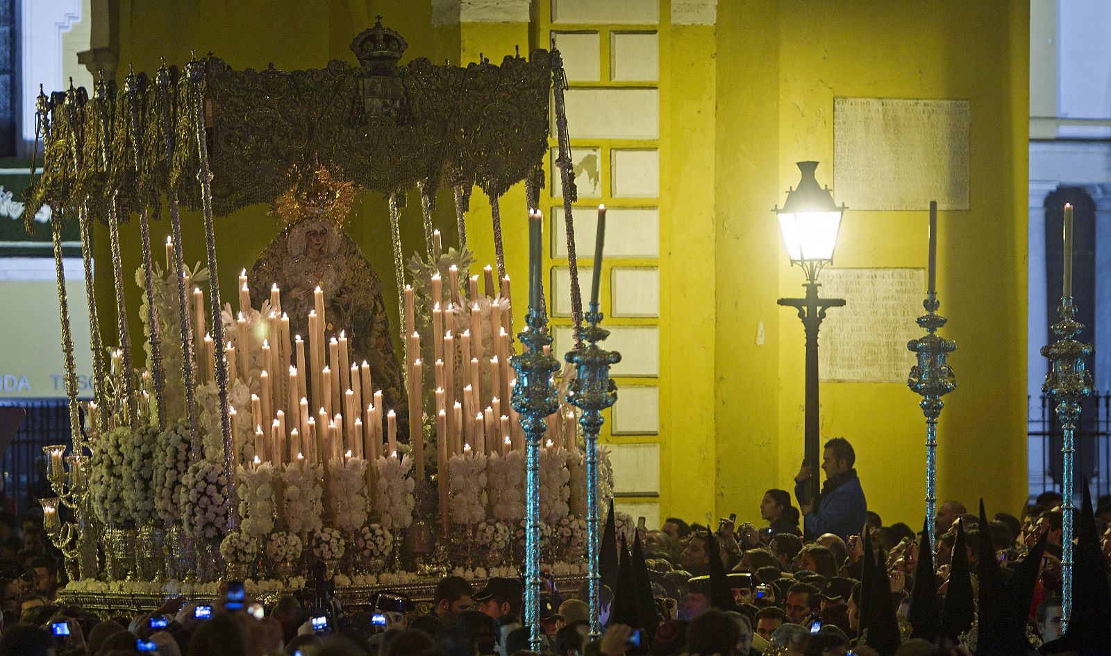 LA MACARENA ABRE UNA "MADRUGÁ" AMENAZADA POR LA LLUVIA