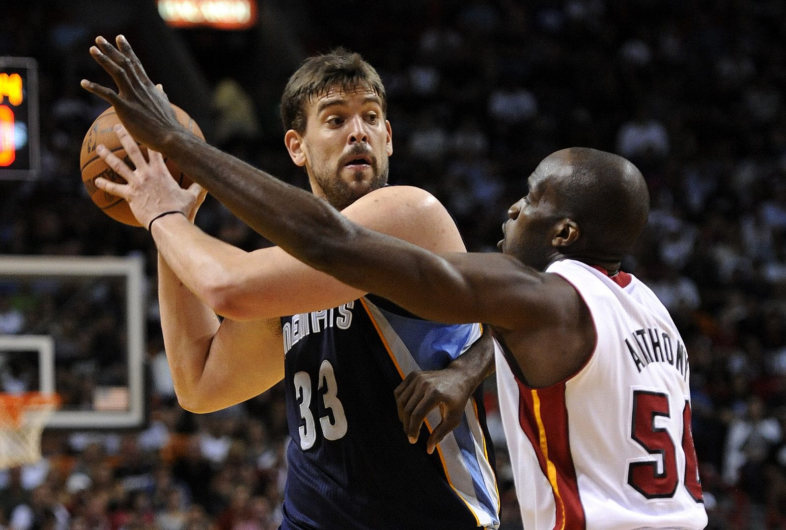 El español de Grizzlies Marc Gasol disputa un balón con el jugador de Miami Heat Joel Anthony.