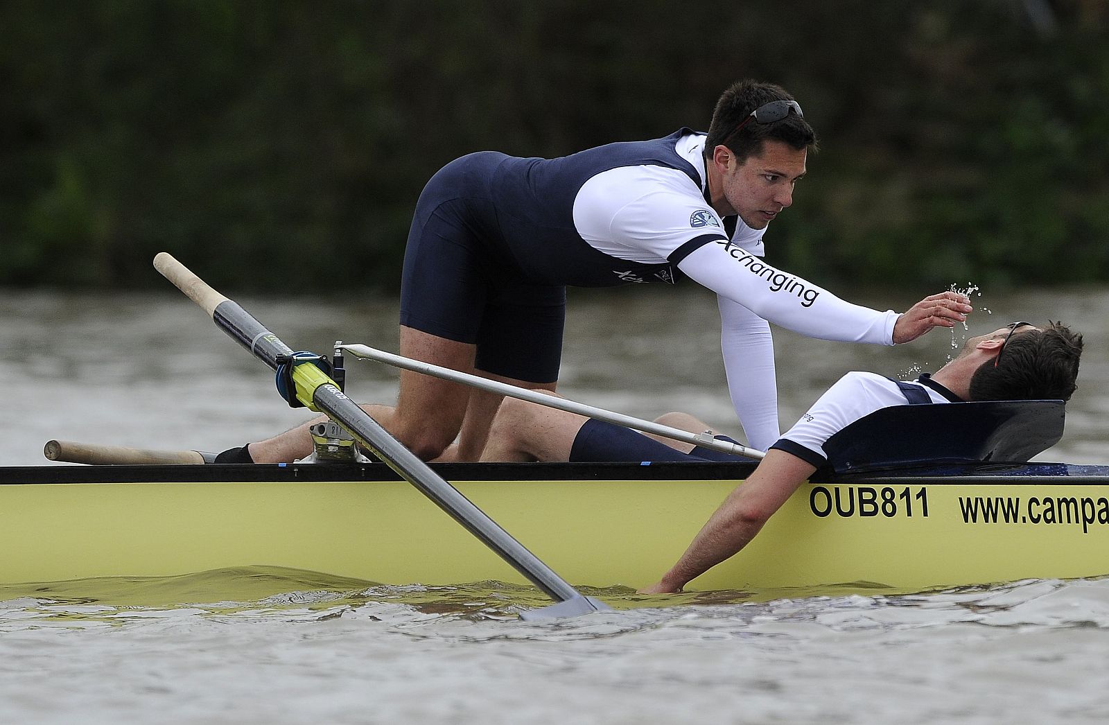 El remero de Oxford William Zeng intenta reanimar a su compañero Alex Wood al término de la regata contra Cambridge