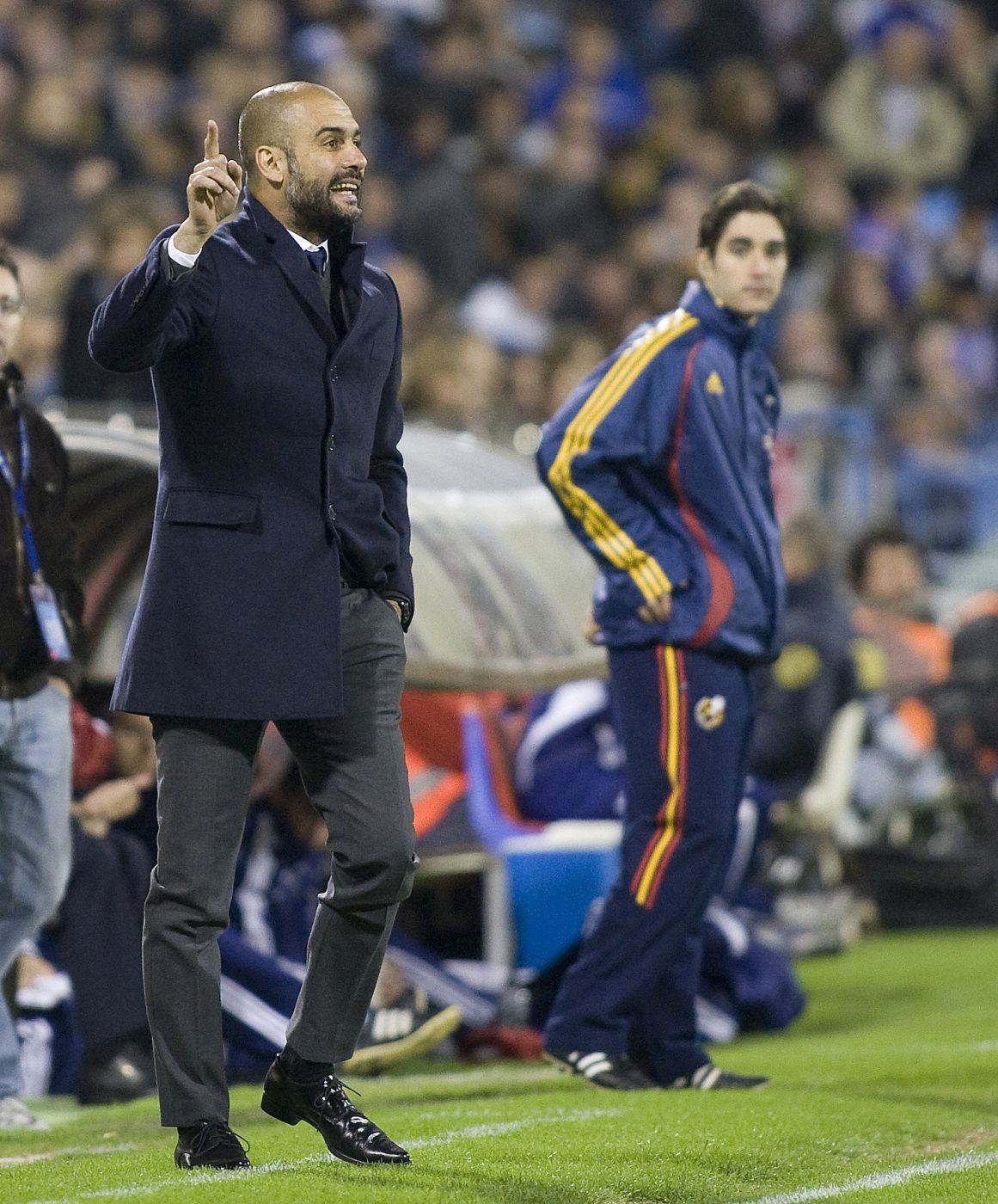El entrenador del Barcelona, Pep Guardiola (i), da instrucciones a sus jugadores ante el Zaragoza.