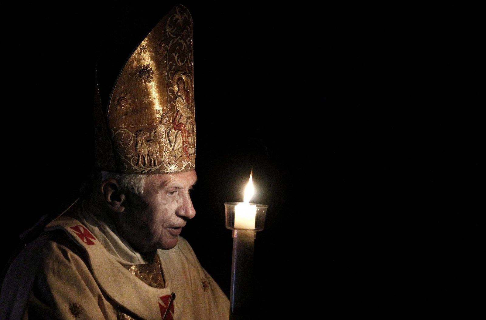 BENEDICTO XVI OFICIA EL RITO DE LA VIGILIA PASCUAL