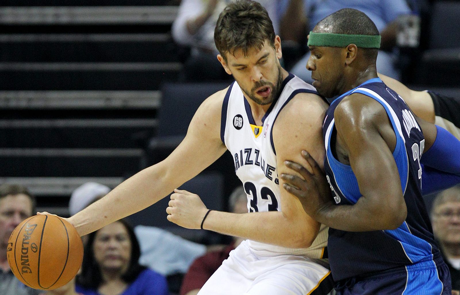 El jugador de los Memphis Grizzlies Marc Gasol lucha por el balón con Brendan Haywood de los Mavericks.