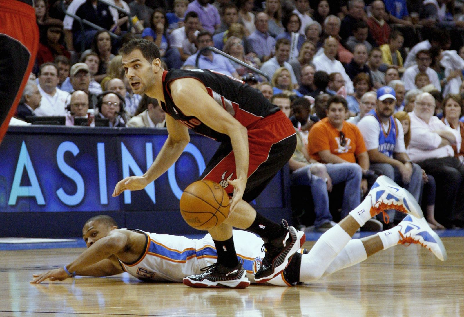 El base de Toronto Raptors, José Manuel Calderón, supera a Westbrook en el partido ante Oklahoma.